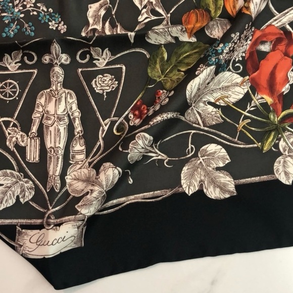 Gucci Wondergardenia Scarf - Black boarder - 90cm x 90cm - 100% Silk - Picture 6 of 8